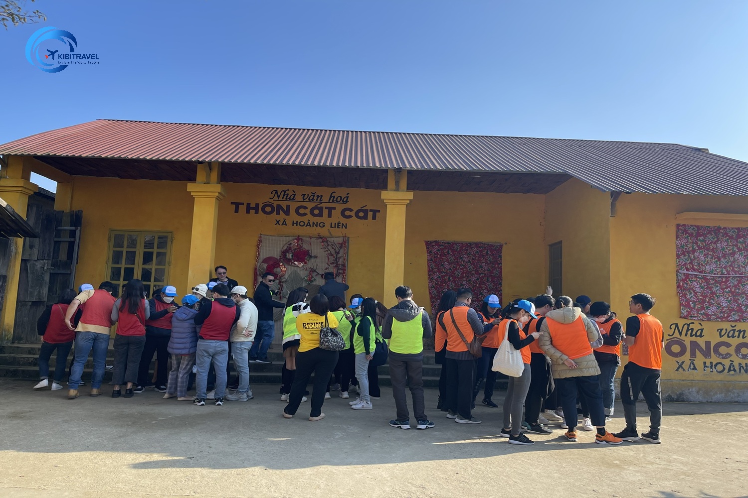 tim-hieu-van-hoa-mong-tai-ban-cat-cat-kibitravel