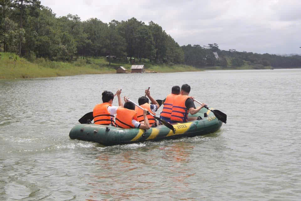 team-building-cheo-xuong-phao-tai-ho-tuyen-lam-kibitravel
